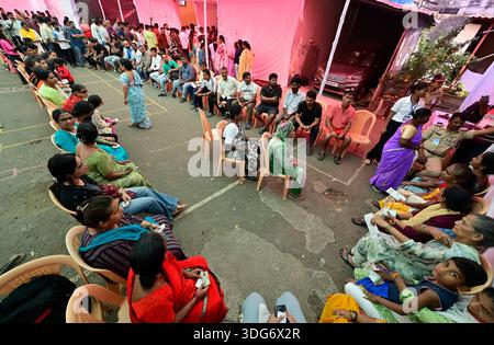 Mumbai, Indien. Januar 2026. MUMBAI, INDIEN - 15. JANUAR: Wähler sitzen in einer Warteschlange, um ihre Stimme abzugeben, während der BMC-Wahl in Colaba am 15. Januar 2025 in Mumbai, Indien. (Foto: Anshuman Poyrekar/Hindustan Times/SIPA USA) Credit: SIPA USA/Alamy Live News Stockfoto