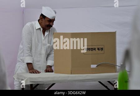 Mumbai, Indien. Januar 2026. MUMBAI, INDIEN – 15. JANUAR: Arun Gawli gab seine Stimme während der BMC-Wahl am 15. Januar 2025 in Mumbai ab. (Foto: Anshuman Poyrekar/Hindustan Times/SIPA USA) Credit: SIPA USA/Alamy Live News Stockfoto