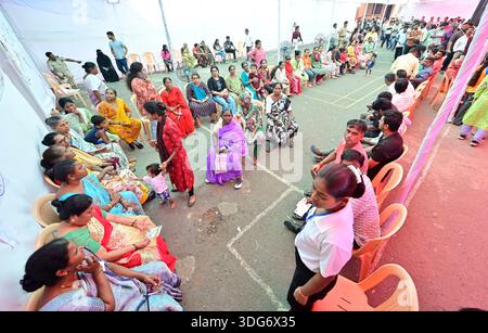 Mumbai, Indien. Januar 2026. MUMBAI, INDIEN - 15. JANUAR: Wähler sitzen in einer Warteschlange, um ihre Stimme abzugeben, während der BMC-Wahl in Colaba am 15. Januar 2025 in Mumbai, Indien. (Foto: Anshuman Poyrekar/Hindustan Times/SIPA USA) Credit: SIPA USA/Alamy Live News Stockfoto