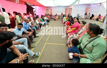Mumbai, Indien. Januar 2026. MUMBAI, INDIEN - 15. JANUAR: Wähler sitzen in einer Warteschlange, um ihre Stimme abzugeben, während der BMC-Wahl in Colaba am 15. Januar 2025 in Mumbai, Indien. (Foto: Anshuman Poyrekar/Hindustan Times/SIPA USA) Credit: SIPA USA/Alamy Live News Stockfoto