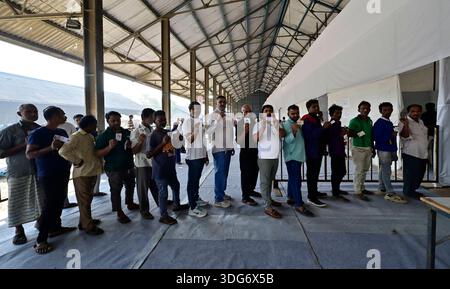 Mumbai, Indien. Januar 2026. MUMBAI, INDIEN - 15. JANUAR: Wähler stehen in einer Warteschlange, um ihre Stimme während der BMC-Wahl am 15. Januar 2025 in Sewri in Mumbai abzugeben. (Foto: Anshuman Poyrekar/Hindustan Times/SIPA USA) Credit: SIPA USA/Alamy Live News Stockfoto