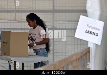 Mumbai, Indien. Januar 2026. MUMBAI, INDIEN - 15. JANUAR: Die Wählerin gibt ihre Stimme bei der BMC-Wahl am 15. Januar 2025 in Mumbai ab. (Foto: Anshuman Poyrekar/Hindustan Times/SIPA USA) Credit: SIPA USA/Alamy Live News Stockfoto