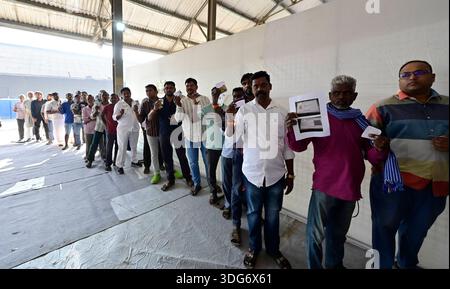 Mumbai, Indien. Januar 2026. MUMBAI, INDIEN - 15. JANUAR: Wähler stehen in der Warteschlange, um ihre Stimme während der BMC-Wahl in Sewri am 15. Januar 2025 in Mumbai abzugeben. (Foto: Anshuman Poyrekar/Hindustan Times/SIPA USA) Credit: SIPA USA/Alamy Live News Stockfoto
