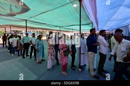 Mumbai, Indien. Januar 2026. MUMBAI, INDIEN - 15. JANUAR: Wähler stehen in einer Warteschlange während der BMC-Wahl in Byculla am 15. Januar 2025 in Mumbai, Indien. (Foto: Anshuman Poyrekar/Hindustan Times/SIPA USA) Credit: SIPA USA/Alamy Live News Stockfoto