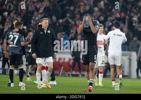 Nach dem Spiel, Enttäuschung, Frustration bei Aurele Amenda (Eintracht Frankfurt, #05) GER, Stuttgart vs. Eintracht Frankfurt, Football, Men, 1. Bundesliga [Bundesliga], Spieltag 17, Saison 2025/2026, 13.01.2026, DFL/DFB-VORSCHRIFTEN VERBIETEN JEDE VERWENDUNG VON Stockfoto