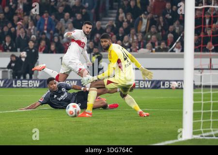 Tor Chance, von links. Aurele Amenda (Eintracht Frankfurt, #05), Deniz Undav (Stuttgart #26), Kaua Santos (Eintracht Frankfurt, #40) GER, Stuttgart vs. Eintracht Frankfurt, Fußball, Männer, 1. Bundesliga, 17. Spieltag, Saison 2025/2026, 13.01.2 Stockfoto