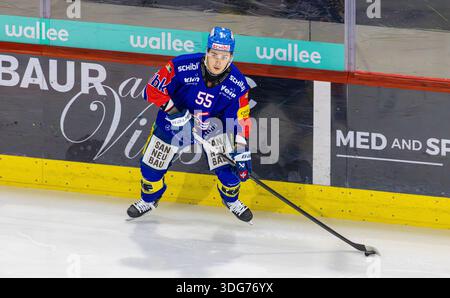 Kloten, Schweiz, 21. November 2025: #55 Max Lindroth, Verteidiger EHC Kloten mit dem Puck. (Foto: Andreas Haas/dieBildmanufaktur) Stockfoto