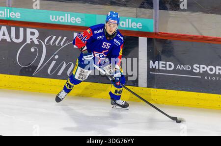 Kloten, Schweiz, 21. November 2025: #55 Max Lindroth, Verteidiger EHC Kloten mit dem Puck. (Foto: Andreas Haas/dieBildmanufaktur) Stockfoto