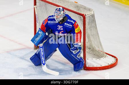 Kloten, Schweiz, 21. November 2025: #35 Ludovic Waeber, Torhüter EHC Kloten. (Foto: Andreas Haas/dieBildmanufaktur) Stockfoto