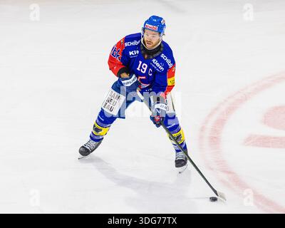 Kloten, Schweiz, 21. November 2025: #19 Steve Kellenberger, Verteidiger EHC Kloten mit dem Puck. (Foto: Andreas Haas/dieBildmanufaktur) Stockfoto