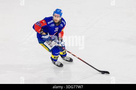 Kloten, Schweiz, 21. November 2025: #31 Klok Lukas, Verteidiger EHC Kloten mit dem Puck. (Foto: Andreas Haas/dieBildmanufaktur) Stockfoto