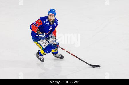 Kloten, Schweiz, 21. November 2025: #31 Klok Lukas, Verteidiger EHC Kloten mit dem Puck. (Foto: Andreas Haas/dieBildmanufaktur) Stockfoto