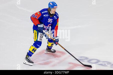 Kloten, Schweiz, 21. November 2025: #95 Nicholas Steiner, Verteidiger EHC Kloten. (Foto: Andreas Haas/dieBildmanufaktur) Stockfoto