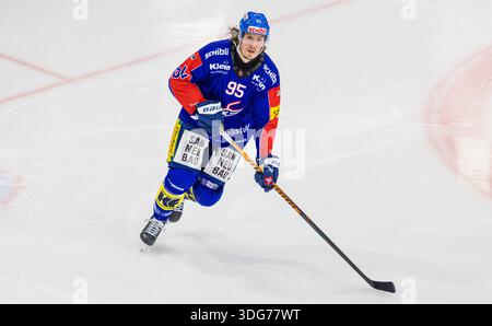 Kloten, Schweiz, 21. November 2025: #95 Nicholas Steiner, Verteidiger EHC Kloten. (Foto: Andreas Haas/dieBildmanufaktur) Stockfoto