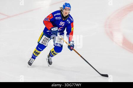 Kloten, Schweiz, 21. November 2025: #95 Nicholas Steiner, Verteidiger EHC Kloten. (Foto: Andreas Haas/dieBildmanufaktur) Stockfoto