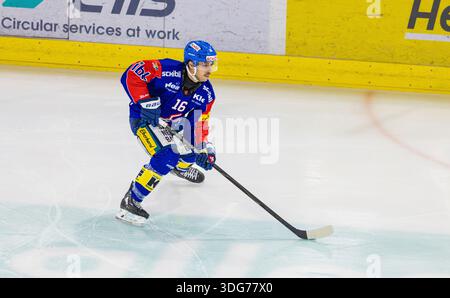 Kloten, Schweiz, 21. November 2025: #16 Bernd Wolf, Verteidiger EHC Kloten mit dem Puck. (Foto: Andreas Haas/dieBildmanufaktur) Stockfoto