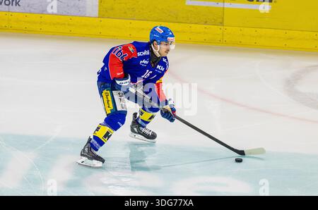 Kloten, Schweiz, 21. November 2025: #16 Bernd Wolf, Verteidiger EHC Kloten mit dem Puck. (Foto: Andreas Haas/dieBildmanufaktur) Stockfoto
