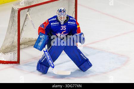 Kloten, Schweiz, 21. November 2025: #35 Ludovic Waeber, Torhüter EHC Kloten. (Foto: Andreas Haas/dieBildmanufaktur) Stockfoto