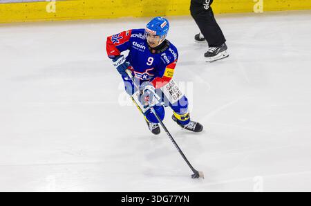 Kloten, Schweiz, 21. November 2025: #9 Noah Delemont, Verteidiger EHC Kloten mit dem Puck. (Foto: Andreas Haas/dieBildmanufaktur) Stockfoto
