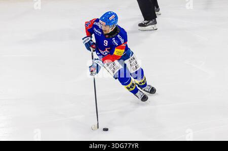 Kloten, Schweiz, 21. November 2025: #9 Noah Delemont, Verteidiger EHC Kloten mit dem Puck. (Foto: Andreas Haas/dieBildmanufaktur) Stockfoto