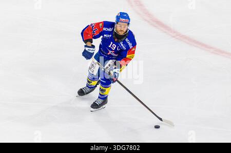 Kloten, Schweiz, 21. November 2025: #19 Steve Kellenberger, Verteidiger EHC Kloten mit dem Puck. (Foto: Andreas Haas/dieBildmanufaktur) Stockfoto