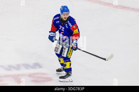 Kloten, Schweiz, 21. November 2025: #72 Keijo Weibel, Stürmer EHC Kloten. (Foto: Andreas Haas/dieBildmanufaktur) Stockfoto