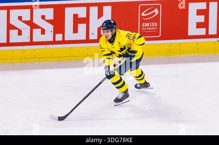 Zürich, Schweiz, 13. Dezember 2025: #20 Andre Petersson, Stürmer Schweden Männer Team mit dem Puck. (Foto: Andreas Haas/dieBildmanufaktur) Stockfoto