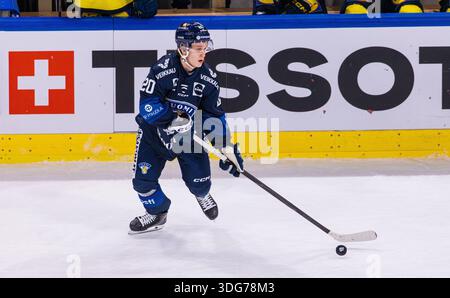 Zürich, Schweiz, 13. Dezember 2025: #20 Patrik Puistola, Stürmer Finnland Männer Team mit dem Puck. (Foto: Andreas Haas/dieBildmanufaktur) Stockfoto