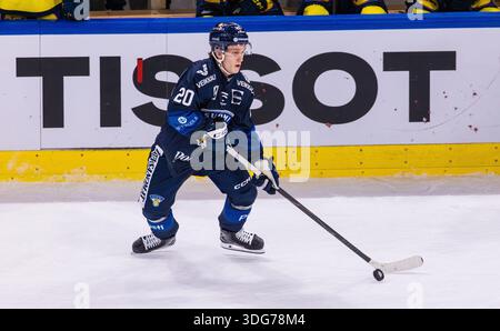Zürich, Schweiz, 13. Dezember 2025: #20 Patrik Puistola, Stürmer Finnland Männer Team mit dem Puck. (Foto: Andreas Haas/dieBildmanufaktur) Stockfoto