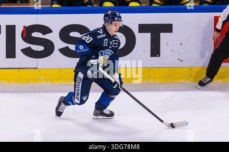 Zürich, Schweiz, 13. Dezember 2025: #20 Patrik Puistola, Stürmer Finnland Männer Team mit dem Puck. (Foto: Andreas Haas/dieBildmanufaktur) Stockfoto