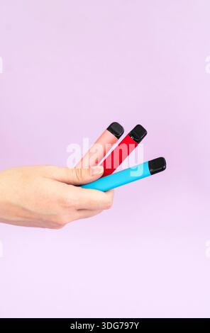 Fünf bunte Einweg-Vapes und elektronische Zigaretten isoliert auf weißem Hintergrund. Sammlung von Dampfgeräten Stockfoto