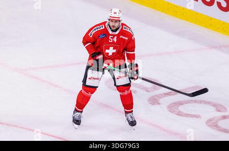 Zürich, Schweiz, 13. Dezember 2025: #54 Christian Marti, Verteidiger Schweiz Männer Team. (Foto: Andreas Haas/dieBildmanufaktur) Stockfoto