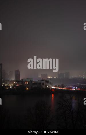 Kiew, Ukraine – 16. Januar 2023: Pozniaky Wohngebiet in völliger Dunkelheit während massiver Stromausfall. Blick auf Silhouetten in der Nähe des Sonyachne Lake. Stockfoto
