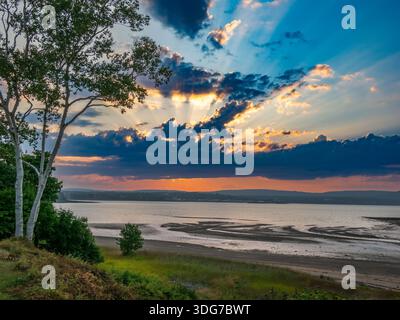 Sonnenuntergang über dem Annapolis Basin vor der Bay of Fundy von Smiths Cove in der Gegend von Digby an der nordwestlichen Küste von Nova Scotia Kanada Stockfoto