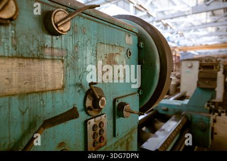 Nahaufnahme einer Vintage-Metalldrehmaschine mit verwittertem blauem Lack. Industrielle Fertigungsausrüstung für Feinmechanik und Metallverarbeitung Stockfoto