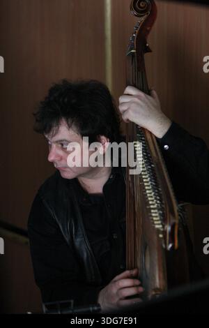 Kiew, Ukraine – 11. Februar 2009: Der berühmte Künstler Roman Hrynkiv tritt mit einer traditionellen Bandura auf. Der weltberühmte Virtuose spielt die einzigartige Ukrainische Stockfoto