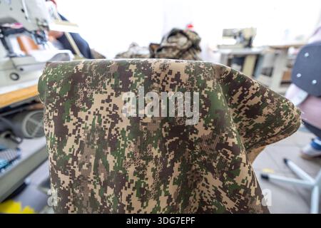 Nahaufnahme aus gepixeltem Tarnstoff für Militärausrüstung. Hochwertige taktische Textur, die für die Herstellung von Militäruniformen im Profi verwendet wird Stockfoto