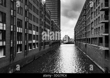 Hamburg Deutschland - 21. Februar 2020. Einfarbige Aufnahme des berühmten Wasserschlosses an der Grachtenkreuzung. Historische Eisenbrücke und Spiralstraße Stockfoto