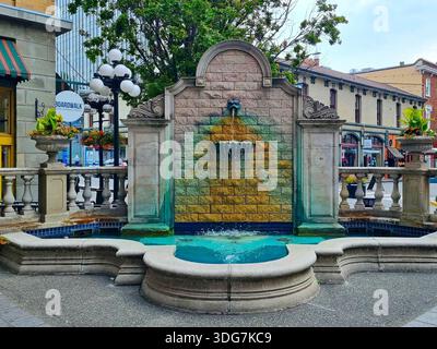 Victoria, British Columbia, Kanada – 7. September 2025: Ein eleganter Steinbrunnen vor einem Einkaufszentrum Bay Centre Stockfoto