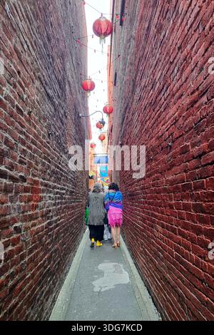 Victoria, British Columbia, Kanada - 7. September 2025: Touristen auf der berühmten Fan Tan Alley in Chinatown Stockfoto