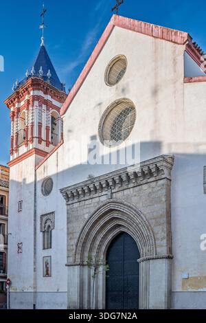 Die Fassade der Kirche San römisches mit der gotischen Mudéjar-Architektur aus dem 14. Jahrhundert und dem barocken Glockenturm aus dem 18. Jahrhundert in Sevilla, S. Stockfoto
