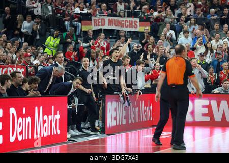 Die Bayern Bank feiert ein Ergebnis, Isiaha Mike (FC Bayern Basketball, Platz 22) mit Vladimir Lucic (FC Bayern Basketball, Platz 11) und Niels Giffey (FC Bayern Basketball, Platz 05), mit Andreas Obst (FC Bayern Basketball, Platz 13), GER, FC Bayern Basketball vs. Panathin Stockfoto