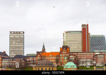 Hamburg Deutschland - 21. Februar 2020. Blick auf die Skyline des Stadtteils St. Pauli. Der moderne Empire Riverside Hotel Tower und der historische Backstein Bernhard No Stockfoto
