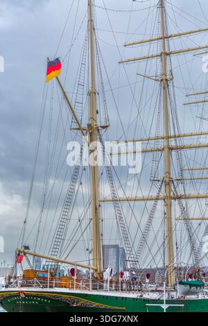 Hamburg Deutschland - 21. Februar 2020. Detail der Masten und Takelage des historischen Museumsschiffs Rickmer Rickmers. Deutsche Nationalflagge winkt auf dem t Stockfoto