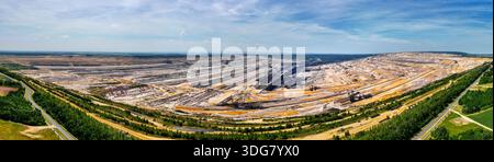 hambach, nrw, deutschland - 18 06 2025: Das deutsche Tagebau hambach von oben Panorama Stockfoto