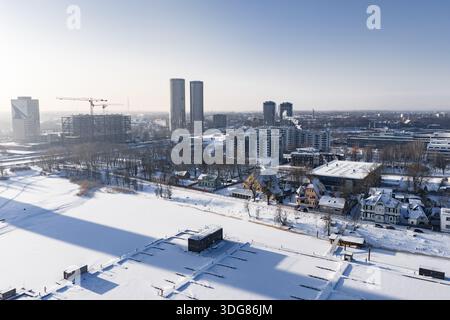 Blick aus der Vogelperspektive auf Riga, Lettland, mit zwei Türmen und Schienen Stockfoto