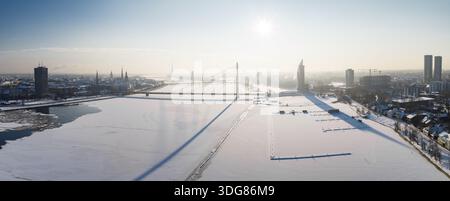 Blick aus der Vogelperspektive auf Riga, Lettland mit Vansu-Brücke und Daugava Stockfoto