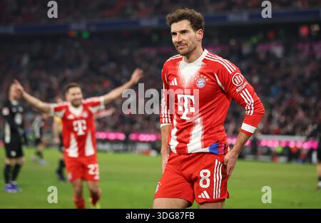 MÜNCHEN – 11. JANUAR: Leon Goretzka von Bayern München feiert das Tor beim Bundesliga-Spiel zwischen dem FC Bayern München und dem VfL Wolfsburg am 11. Januar 2026 in München. © diebilderwelt / Alamy Stock Stockfoto