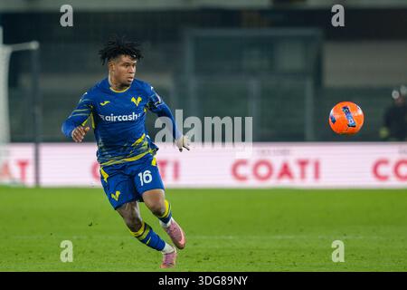Geschenk Orban von Hellas Verona FC trägt den Ball während des Fußballspiels zwischen Hellas Verona FC und SS Lazio, MD20 der Serie A Enilive italienischer Fußball Stockfoto