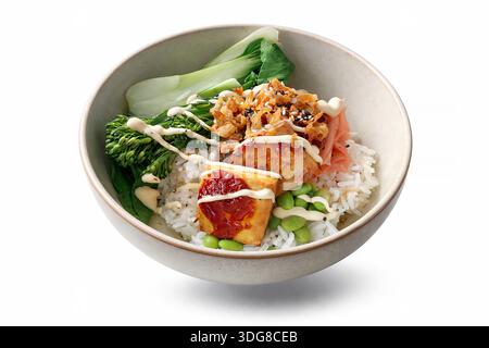 Nahrende buddha-Schüssel mit Tofu, Quinoa und Gemüse - weißer Hintergrund ****Originalfoto des Beitragenden, digital modifiziert mit Einem Stockfoto